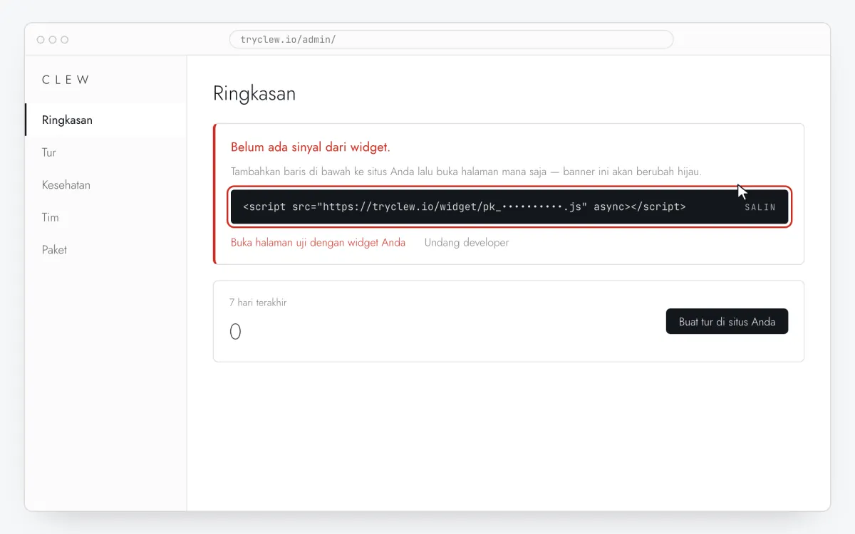 Halaman Ringkasan di admin Clew dengan kartu “Belum ada sinyal dari widget” dan baris pemasangan dengan kunci situs yang disamarkan